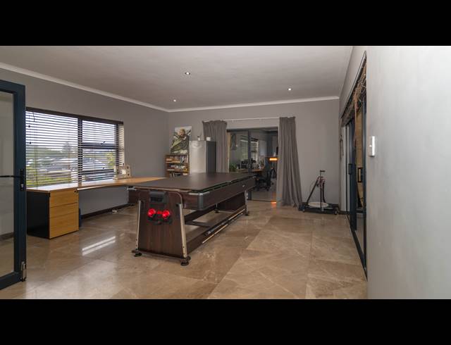 4 BEDROOM FREESTANDING FOR SALE IN FLAMINGO VLEI